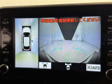 パノラミックビューモニターを装備。駐車場や交差点でクルマを真上から見るように周囲を確認できます。機能の詳細は販売店スタッフまでおたずねください。