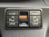 【両側パワースライドドア】スマートキーや運転席のスイッチで後席両側スライドドアの開閉が可能♪電動だから力を入れてドアを開ける必要が無く、小さなお子様でも簡単に開け閉めでき快適です♪