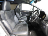 ゆったり室内で運転もしやすいです♪使い勝手の良い配置も考えられています!!