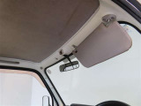 日差しをしっかり遮り、快適な運転をサポートします。