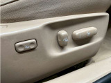 【パワーシート】電動でシートポジションの変更が可能です。手動式より細かくシート設定が可能ですのでより快適な姿勢でドライブを楽しんで頂けるでしょう。