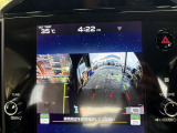 【バックカメラ】運転席から画面上で安全確認ができます。駐車が苦手な方にもオススメな便利機能です。