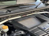 【STIタワーバー】お車の剛性を高めるタワーバーを装備。よりスムーズなコーナリング走行が可能となり、走りも楽しめます。