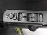 パワーウィンドウのスイッチです。 運転席に居ながら助手席の窓を開け閉めできるので便利ですよ。 ロック機能も付いてるので子供がイタズラして窓を開けるという事もできなくできますよ。