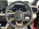 快適な操作性の運転席、ハンドルも綺麗に清掃済みです!もちろん安全を守るエアバッグも装備しているので安心してお乗りいただけます(^^)