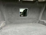 【トランクスルー】トランクスペースも充分な広さがございます。ゴルフバッグも収納可能です。後部座席からのトランクの荷物も取ることができます。