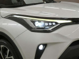 LEDヘッドライトです。デザイン性がよくとても明るいので、夜間の走行や悪天候でも安心です。しかも長寿命!