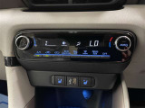 オートエアコン♪お好みの温度に設定するだけで車内を快適空間にしてくれますよ♪運転席・助手席にはシートヒーターが付いています♪お尻や腰回りを温めてくれますよ(^^♪