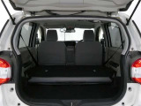 後部座席は可倒式です。広々とした荷室は、趣味の道具もたくさん入りますし、子育てママには、マザーバックやベビーカー、大きな買い物エコバックも入って便利です♪
