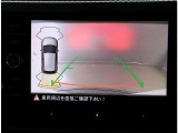バックカメラ トラフィックアラートで苦手な駐車も楽々できます.