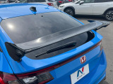 【大型リヤスポイラー】スポーツカーらしさがグッと引き立つ大型リヤスポイラーを装着♪高速走行時のスタビリティ(走行安定性)向上に役立ちます。