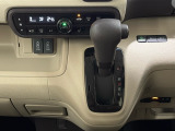 CVT車のセレクトレバーです。低速から高速まで、変速ショックのないスムーズな走りを実現するとともに、エンジン効率のよい領域を維持することで燃費にも貢献します。