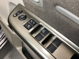 パワーウインドウは運転席でドア4枚とも上下の操作ができるようになっています。子供さんが勝手に操作できないようにロックすることも可能です。