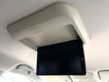 【フリップダウンモニター】大画面モニターで後席でもエンタメをお楽しみいただけます。小さなお子様にも大人気の装備です♪
