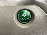 ECONスイッチ操作でエンジンやミッション、エアコンなどを総合的に制御、燃費をよくするようクルマが頑張ります。