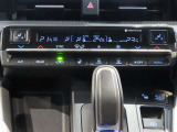 左右独立温度コントロールフルオートエアコンです。運転席、助手席それぞれで独立して温度設定ができます。冷え性の方が乗っても安心ですね♪