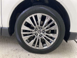 純正のアルミホイール装着。タイヤサイズは225/55R19