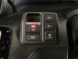 セレクトレバーの右に電子制御パーキングブレーキがあります。スイッチひとつで、停車した地点の傾斜などをシステムが検知・判断してブレーキ力を自動的に最適制御し、しっかり停車できるパーキングシステムです。