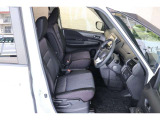 操作性に優れた運転席となります!小物入れや各ボタンの配置にこだわり、使いやすいです!座り心地もよく視認性も良好なのでロングドライブもお任せ下さい!