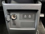 USB電源ポート(TypeC2個)、電源ソケット(DC12V)。