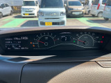 インパネ周りはスタイリッシュなデザインで機能や装備も充実しています。グローブボックスやカップホルダーのほかにトレーなどたくさんの収納スペースが付いています。