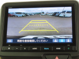 リアワイドカメラシステム!従来の視野に加えて、後方側方を約180&deg;まで見えるワイドビューと、後方を真上から見たような視野で駐車時などに便利なトップダウンビューの3つの視野があります!