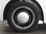 ◆純正ホイール装着車◆シンプルなデザインのホイールキャップ付きです。