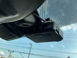 最近では付いてる車も多くなってきました。中古車ではまだまだ付いていればラッキーなドライブレコーダーです♪