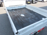 作業中に起こりがちな荷物やゲートの傷つきを防ぐ【荷台マット】。荷物を滑りにくくする効果も!