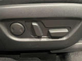 【パワーシート】電動でシートポジションの変更が可能です。手動式より細かくシート設定が可能ですのでより快適な姿勢でドライブを楽しんで頂けるでしょう。