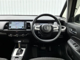 水平基調でスッキリとしたフロントビュー。広く見渡せて運転に安心をもたらします