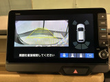 リバースギアに入れるだけで後方の表示へ切り替わります。夜間や雨の日の駐車も楽になりますよ。