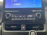 手の届きやすいところで簡単操作ができるオートエアコン。オールシーズンお好みの温度調節ができます。