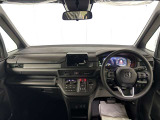 フロントガラスも広く、開放的な運転席周りとなっております♪