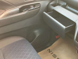 ティッシュや小物など収納しやすくなっています。