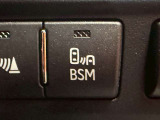 【BSM】リアバンパーに設置した準ミリ波レーダーで、隣(左右)のレーンや後方からの接近距離を検知して、車線変更により衝突の危険性がある場合には、インジケーターや警報でドライバーに注意を促します。