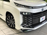 【三眼LEDヘッドライト】スタイリッシュな見た目の三眼LEDヘッドライトを装備♪スタイルだけでなく、夜間の走行も視界良好で安心してお乗りいただけます。