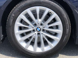 BMW純正18インチホイール。洗練されたデザインで、足元の個性を引き立てます。