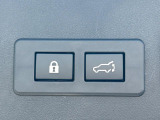 【パワーバックドア】スマートキーや運転席のボタンを押すだけでリアゲートが自動で開閉します!荷物を持っている時や、高い位置にあるバックドアを閉める際に便利な機能です♪