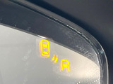 【ブラインドスポットモニタリング】走行中、ドアミラーの死角になりやすい箇所に後続車が接近するとサイドミラー付近に警告を表示、ドライバーに注意喚起をしてくれます。