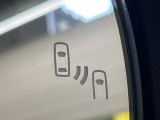 【ブラインドスポットモニター】走行中、ドアミラーの死角になりやすい箇所に後続車が接近するとサイドミラー付近に警告を表示、ドライバーに注意喚起をしてくれます。