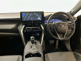 運転席周りのレイアウトをご覧ください。ナビゲーションが綺麗に装着されスッキリ収まってますね!操作スイッチも手が届きやすくわかりやすいです!