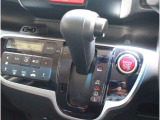 操作性に優れた運転席となります!小物入れや各ボタンの配置にこだわり、使いやすいです!座り心地もよく視認性も良好なのでロングドライブもお任せ下さい!