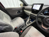運転席と助手席の間のセンターコンソールにカップホルダー2つあります(^^♪