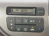 【オートエアコン】一度お好みの温度に設定すれば、車内の温度を検知し風量や温度を自動で調整。暑い&hellip;寒い&hellip;と何度もスイッチ操作をする必要はありません。快適な車内空間には必須の機能ですね♪