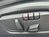 運転席メモリー付きフロント電動シート装備。