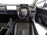 革巻きステアリングで快適な操作性の運転席です。