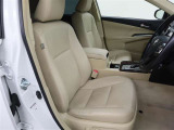 包み込むようなホールド感のあるシートでお車の操作性だけでなく、運転中の疲れも軽減!長時間の運転やお体をしっかりサポートします!