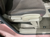 シートハイトアジャスターが付いているので運転姿勢を調整するのに便利ですね。身長に合ったシートポジションは安全運転や疲労軽減にもつながります。