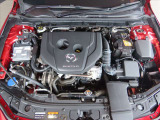走りを支えるエンジンはS8型1.8スカイアクティブDを搭載しています。3リッターガソリン並みのトルクと独自開発の6速ATとの組合せで、トルクフルで力強い走りが楽しめます。軽油仕様でコスパも良好です!